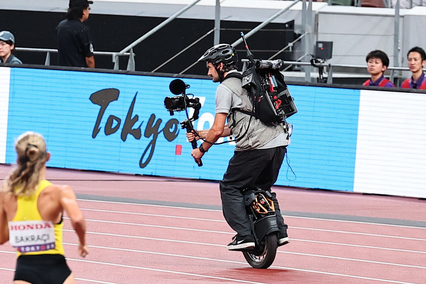コーナー付近でもバランスを崩さず撮影するカメラマンの姿。写真：梅月智史（THE DIGEST写真部）
