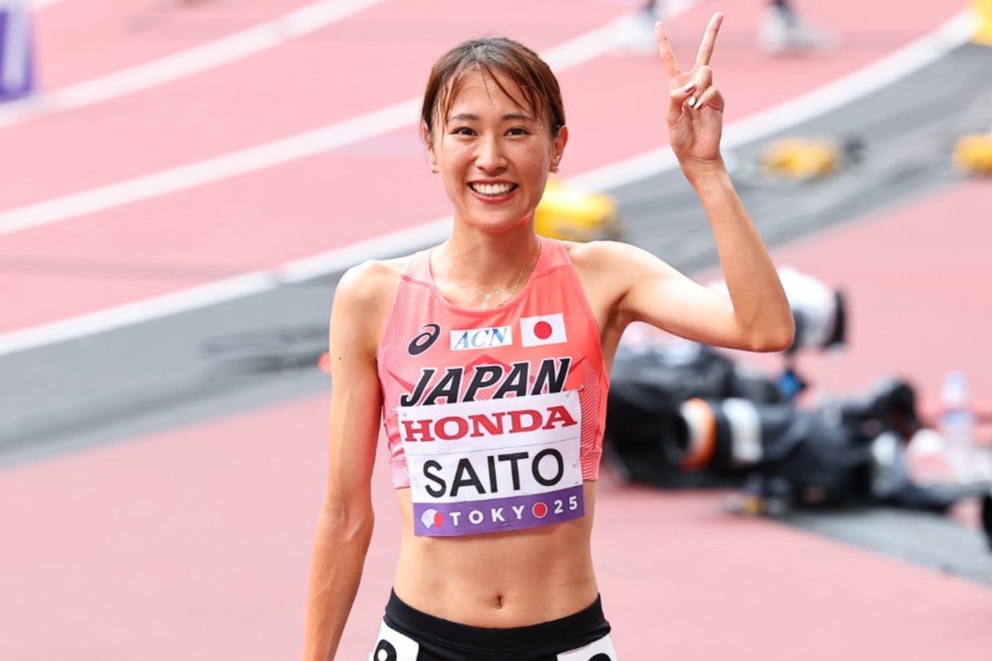 17年ぶりに日本記録を更新した齋藤はカメラ目線でピースした。写真：梅月智史（THE DIGEST写真部）