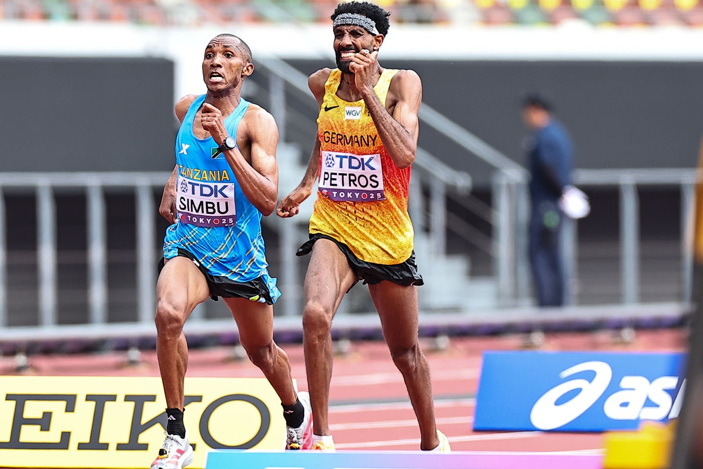 男子マラソンのラストスパートは見応え十分だった。金メダルはシンプ（左）。写真：梅月智史（THE DIGEST写真部）