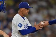 ドジャースを率いるロバーツ監督。この日は采配が冴えなかった。(C) Getty Images