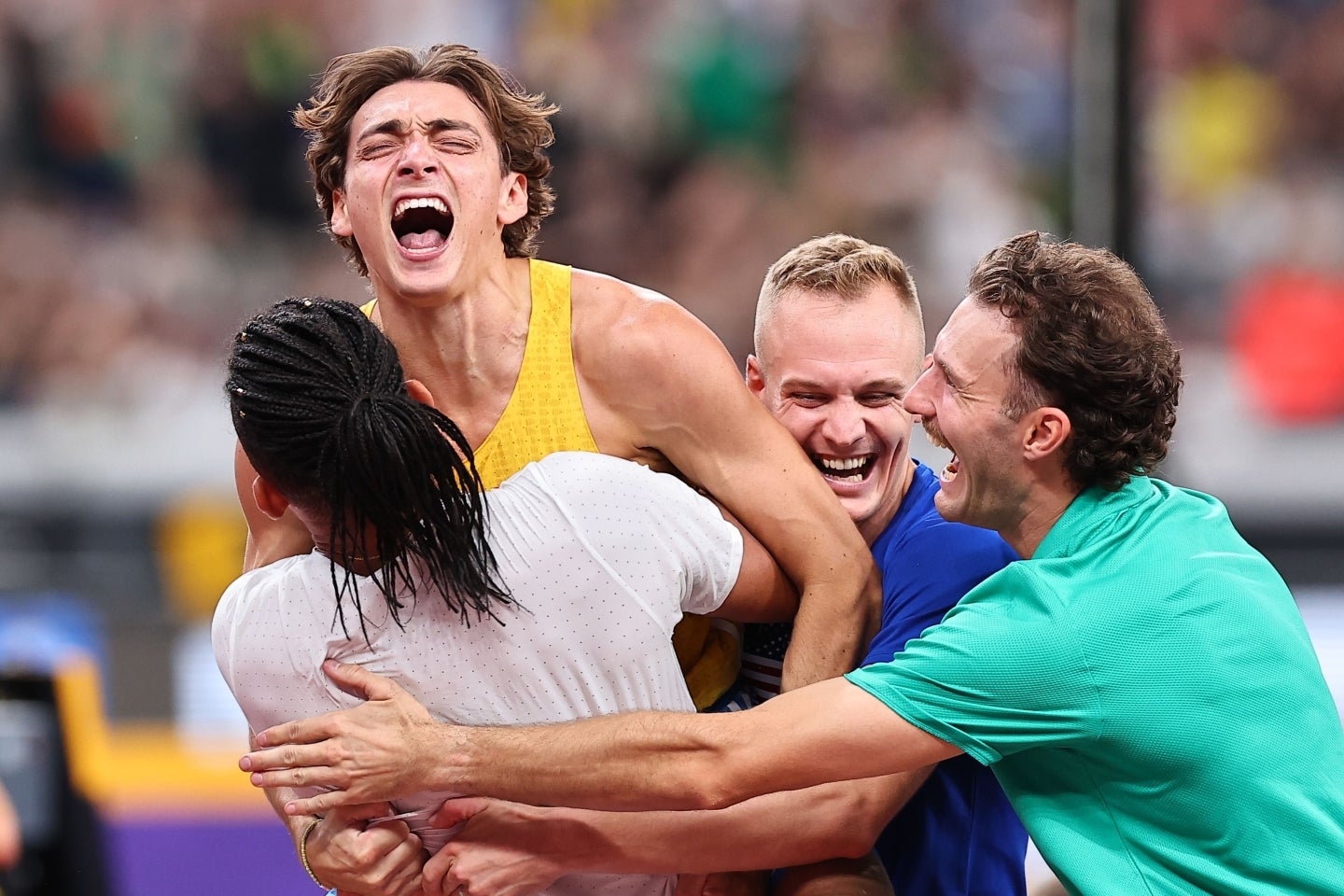 世界新記録を達成したデュプランティスを抱きかかえたのが２位のカラリスで、３位のマーシャル（右端）、４位のケンドリクス（右から２人目）も、とびきりの笑顔で歓喜の輪に加わった。写真：梅月智史（THE DIGEST写真部）