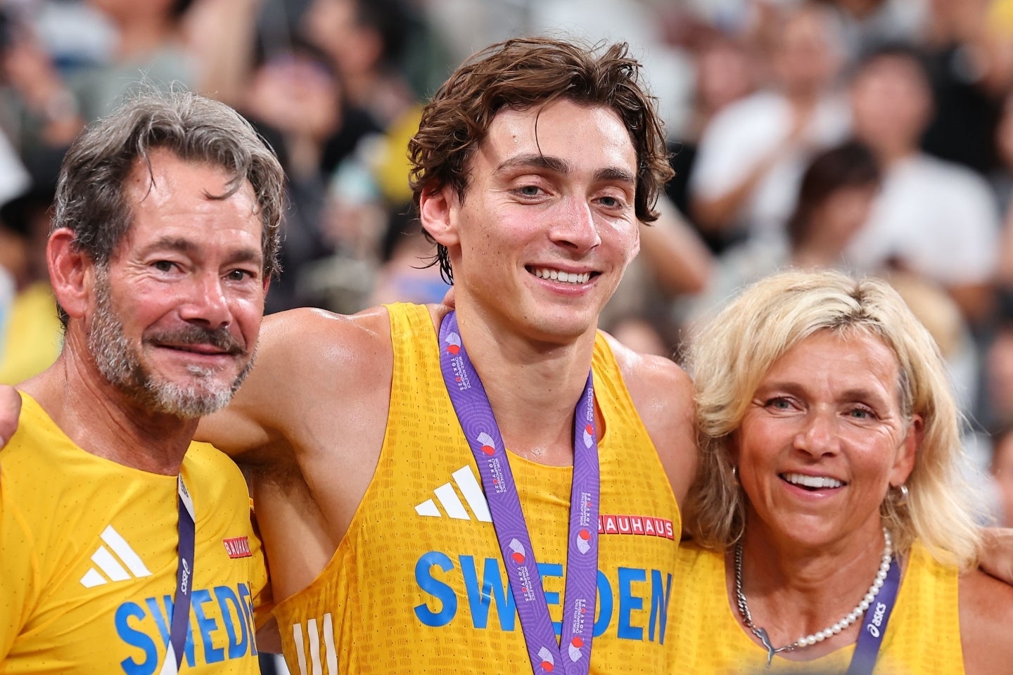 世界陸上で６m30の世界新記録を達成した棒高跳びのデュプランティス。競技後、アメリカ人の父グレッグさん（元棒高跳び選手。現在は弁護士）、母ヘレナさん（元陸上七種競技選手、バレーボール選手）と肩を組んで喜びを分かち合った。写真：梅月智史（THE DIGEST写真部）