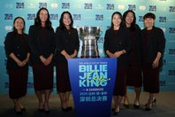 BJK杯に挑むチームジャパン。左から青山、柴原、穂積、日比野、内島、杉山監督。（C）Getty Images