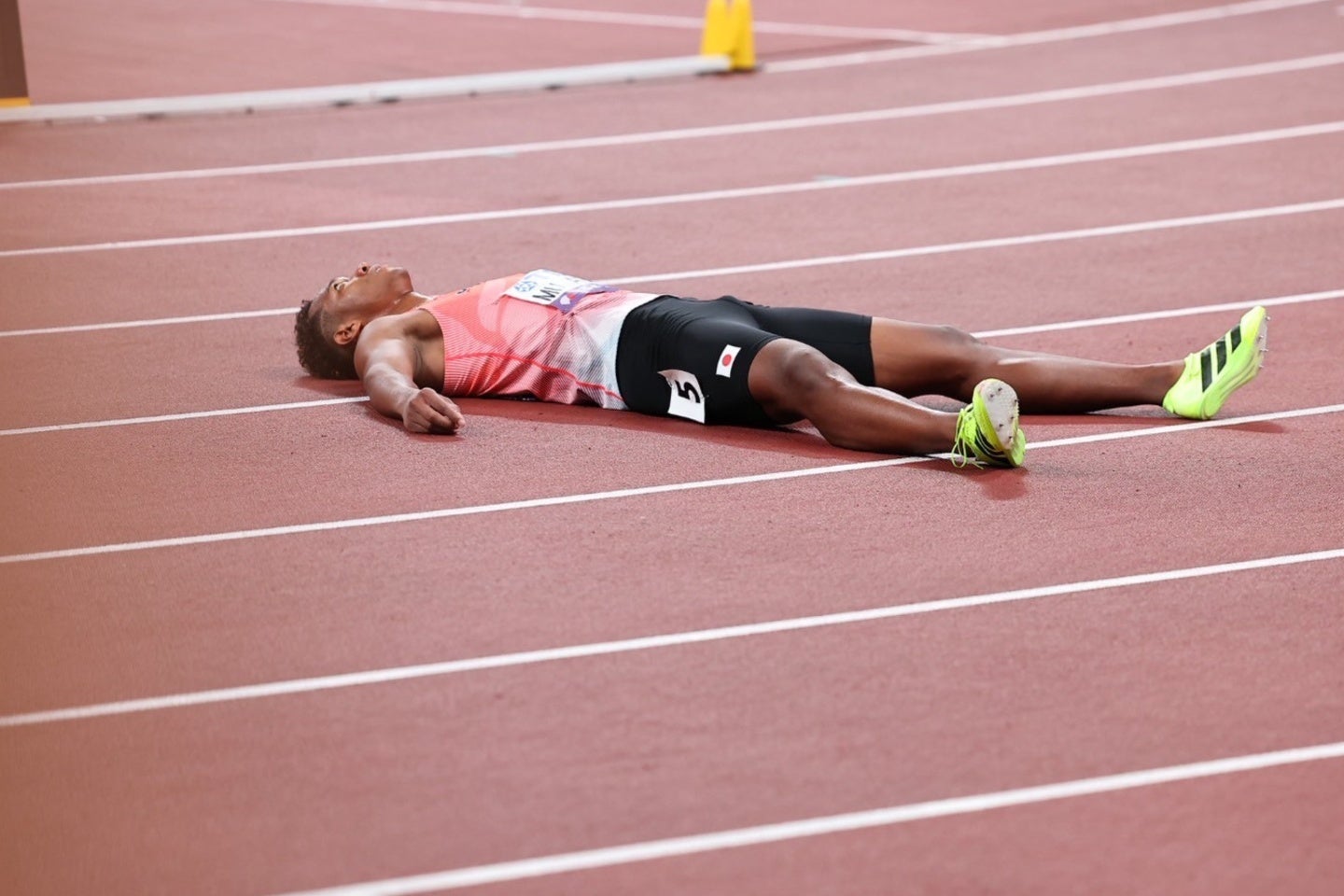レース直後、村竹はトラックに倒れ込んで天を仰いだ。写真：梅月智史（THE DIGEST写真部）