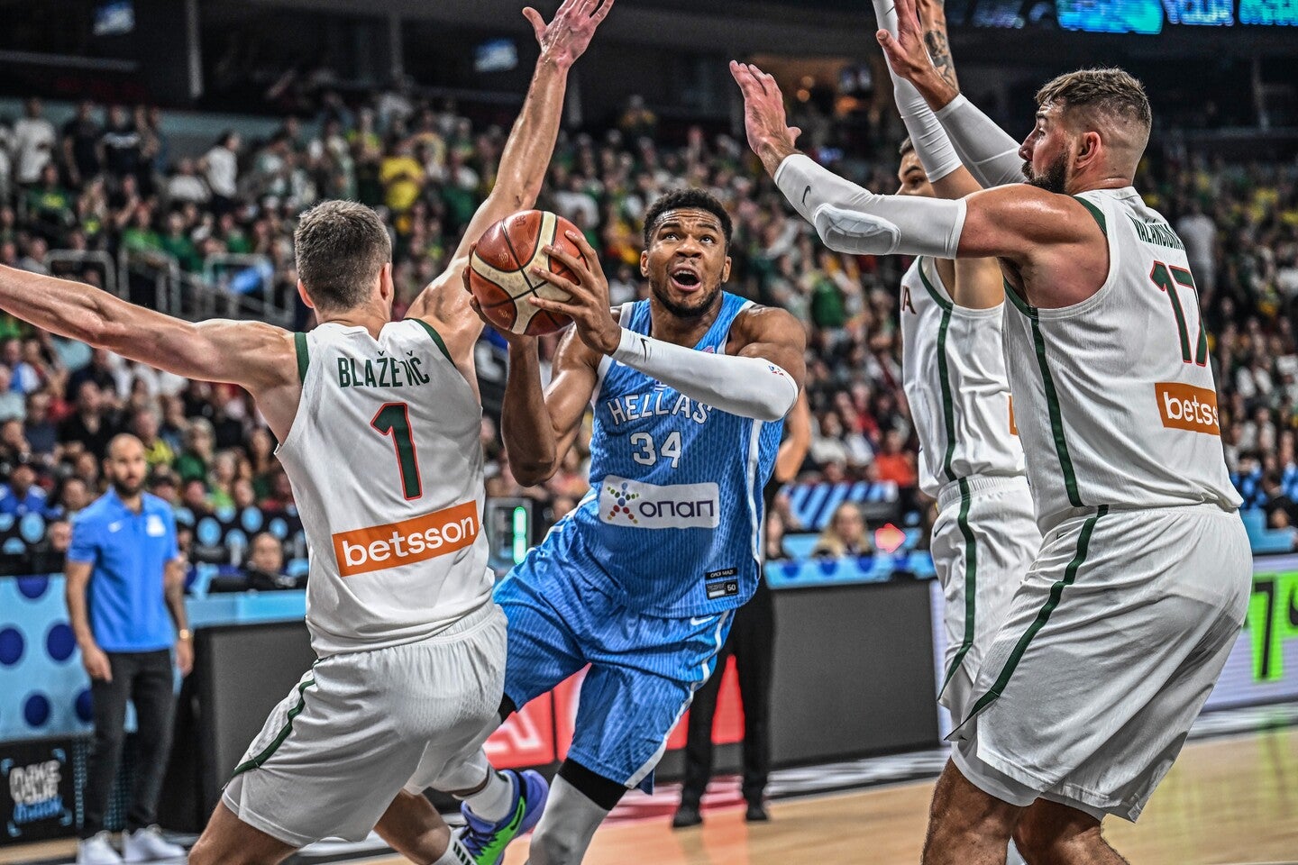 ヤニスは大会２位の平均27.3点、10.6リバウンドと見事な活躍を披露した。(C)Mansoor Ahmed / Ahmadphoto