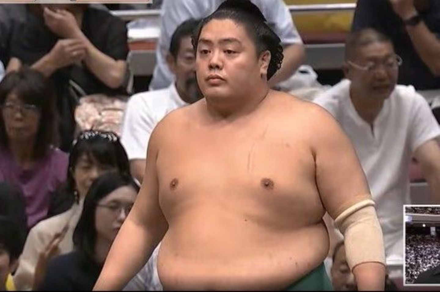 隆の勝と一山本（写真）の取り組みの際に、存在感あふれる人物の姿が映し出された。（C）AbemaTV,Inc.