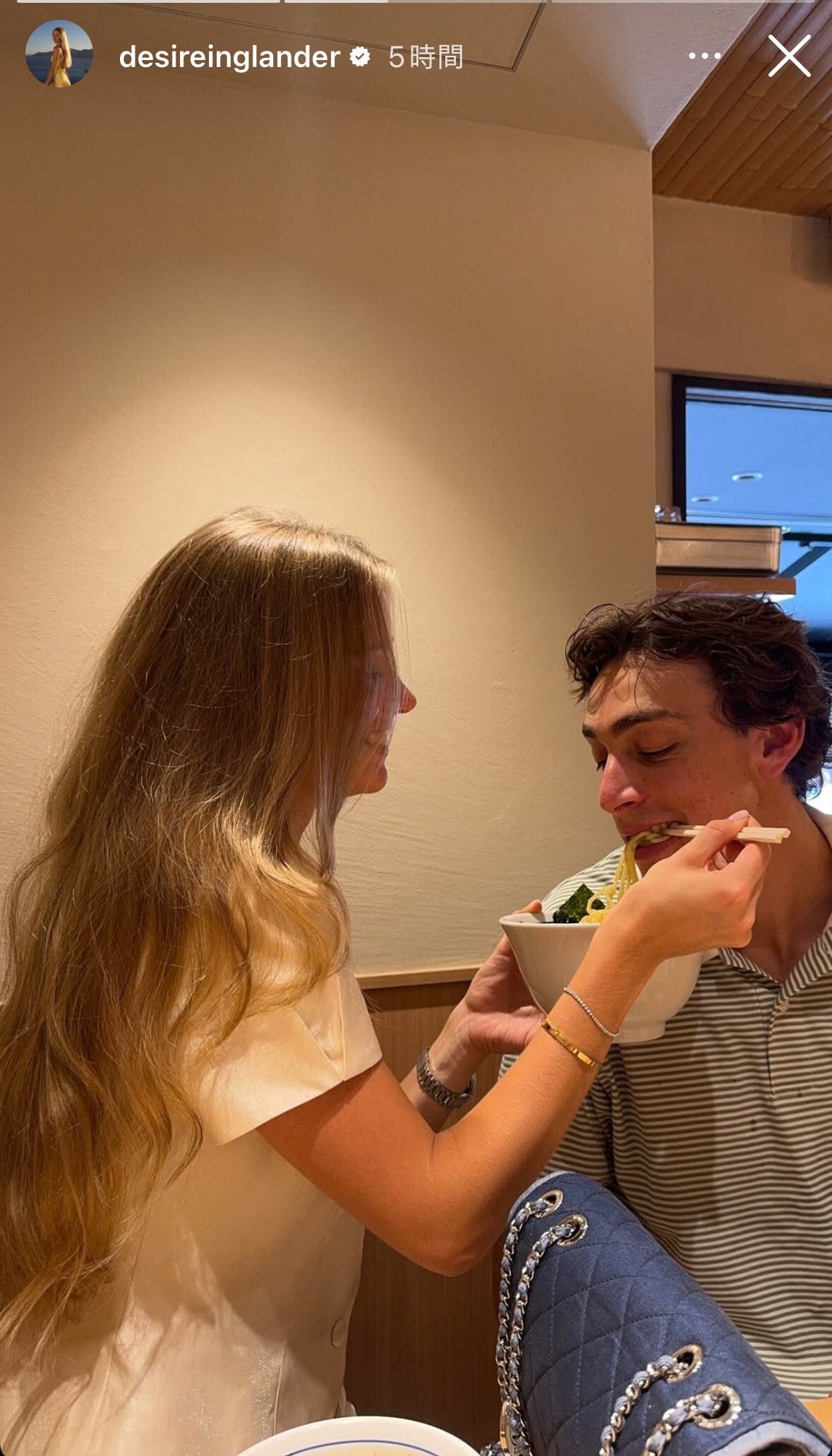 ラーメン店で仲睦まじい様子をみせるデュプランティスとデシレさん（写真はデシレさんの公式インスタグラムのスクリーンショット）。