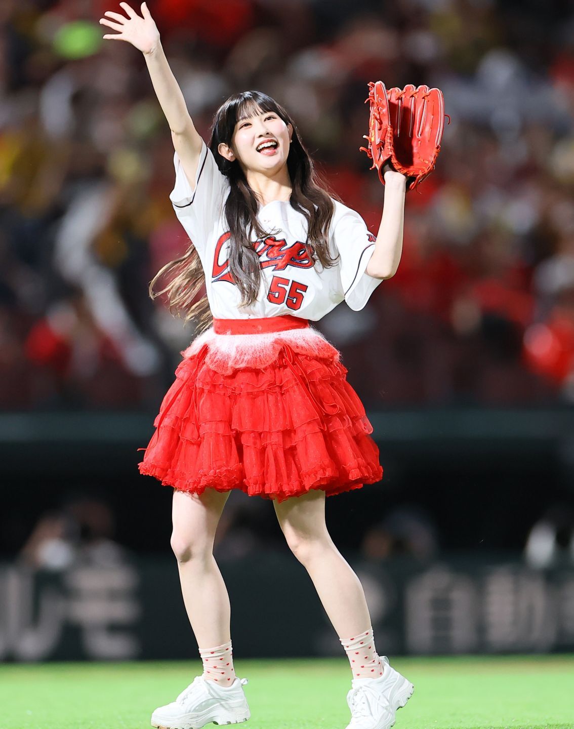 地元・広島出身の山本杏奈さん。ズムスタでの始球式は大暴投となったが、デビュー当初からの夢を叶えた瞬間だった。写真：産経新聞社