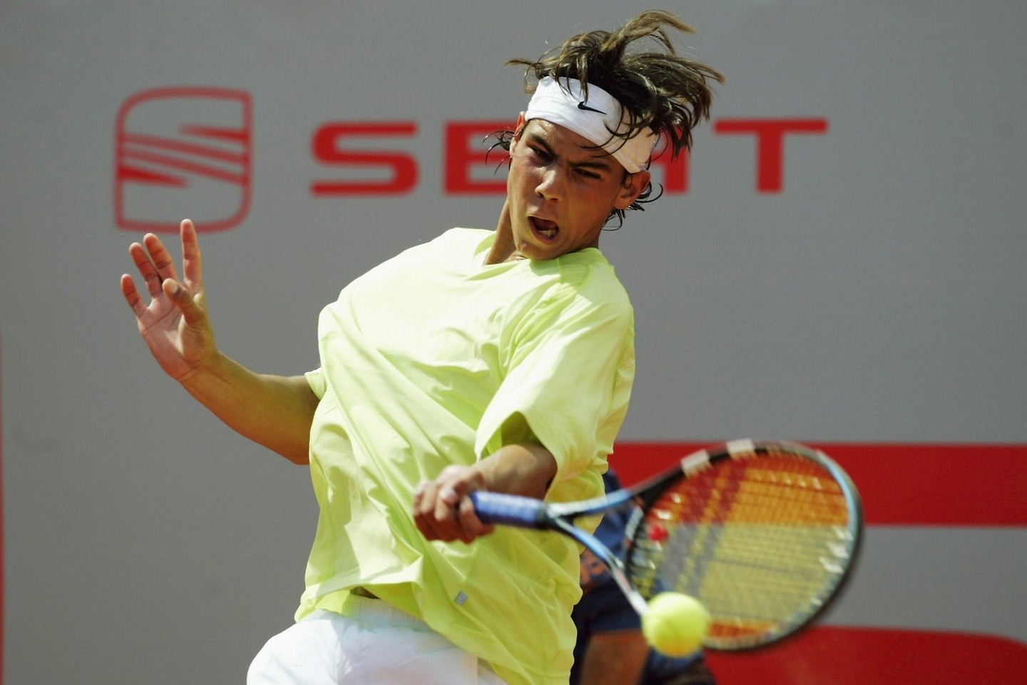 スペインのトッププロは強烈なウイナーを量産するが、ジュニア期には決してミスしない高弾道のトップスピンを基礎として教え込まれるという。写真は16歳当時のナダル。(C)Getty Images