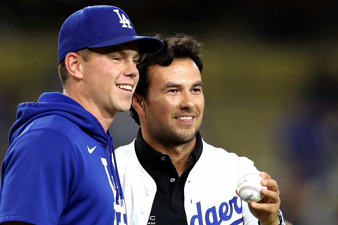 ドジャース戦のファーストピッチに登板したペレス（右）。(C) Getty Images