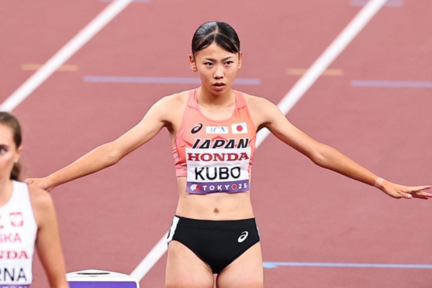 女子800メートルで予選敗退した久保。レース後、悔し涙を流しながらも、しっかりと報道陣の質問に応えた。写真:梅月智史(THE DIGEST写真部)