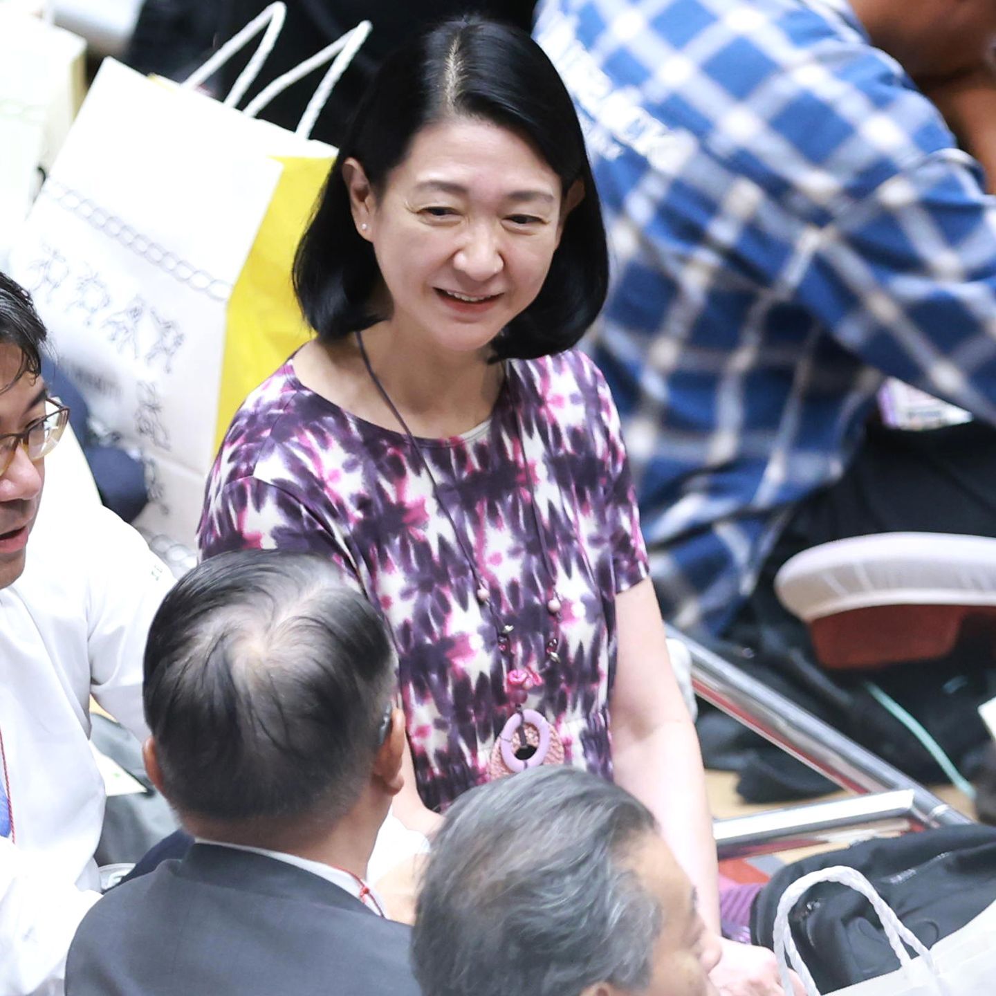 大相撲九月場所六日目。ニコヤカに升席で談笑する紺野美沙子さん。写真：産経新聞社