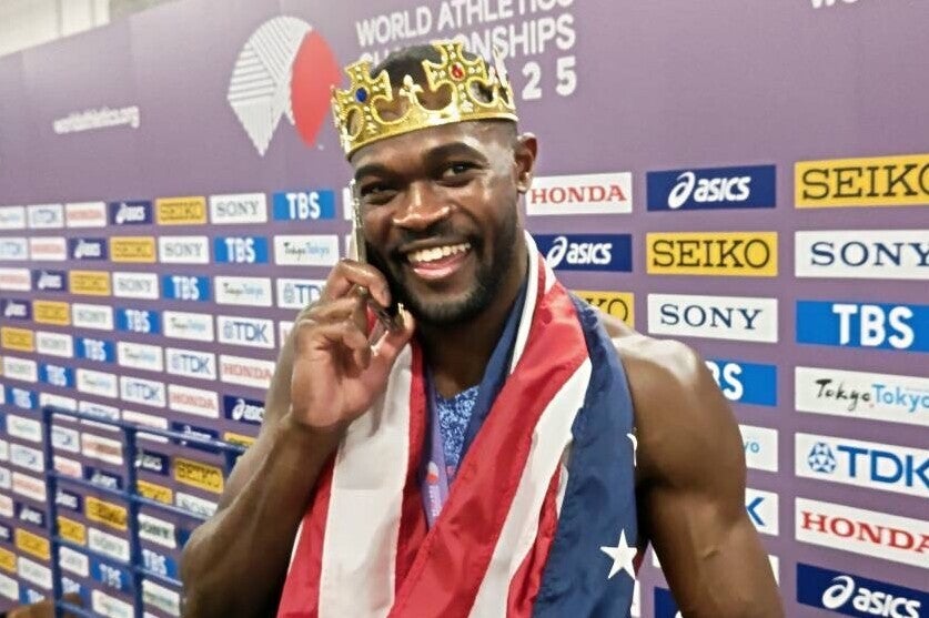 46秒52で優勝したベンジャミン。ミックスゾーンに王冠を被って現れた。写真:THE DIGEST編集部