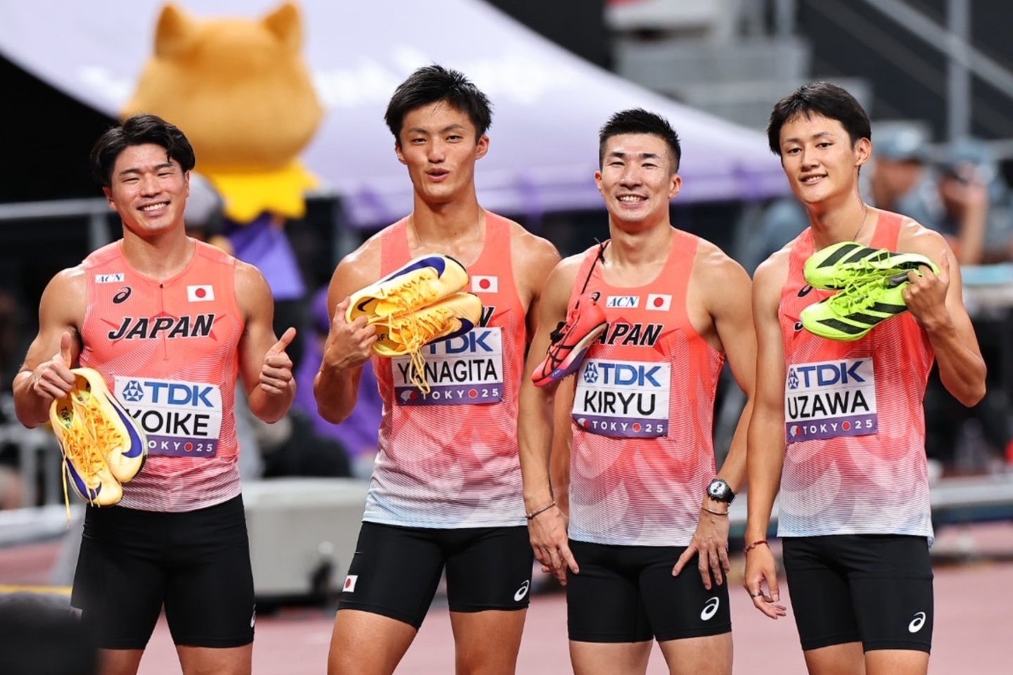 400mリレー予選で日本は決勝進出。左から小池、栁田、桐生、鵜澤は笑顔で記念撮影に収まった。写真：梅月智史（THE DIGEST写真部）