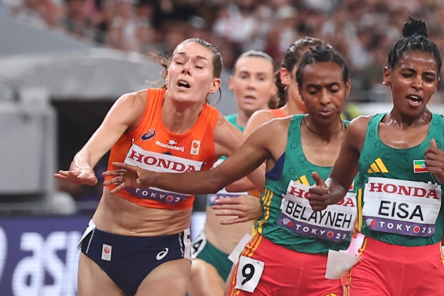 オランダ人選手のコスター(左)が、レース中に2度の“超非常識”な妨害に遭ったと涙を流しながら告白した。写真:梅月智史(THE DIGEST写真部)