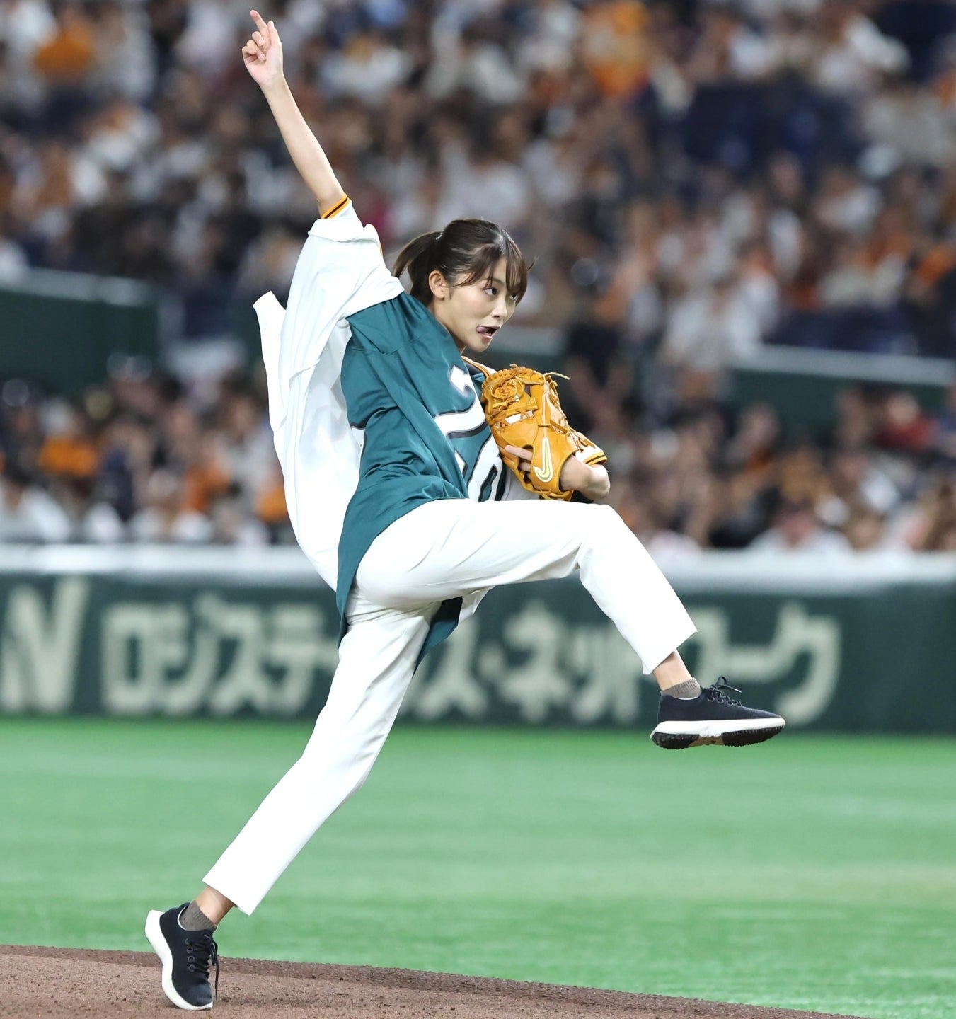 ファーストピッチで豪快なフォームを披露した五十嵐にいかさん。日本テレビの新人アナウンサーだ。写真：産経新聞社