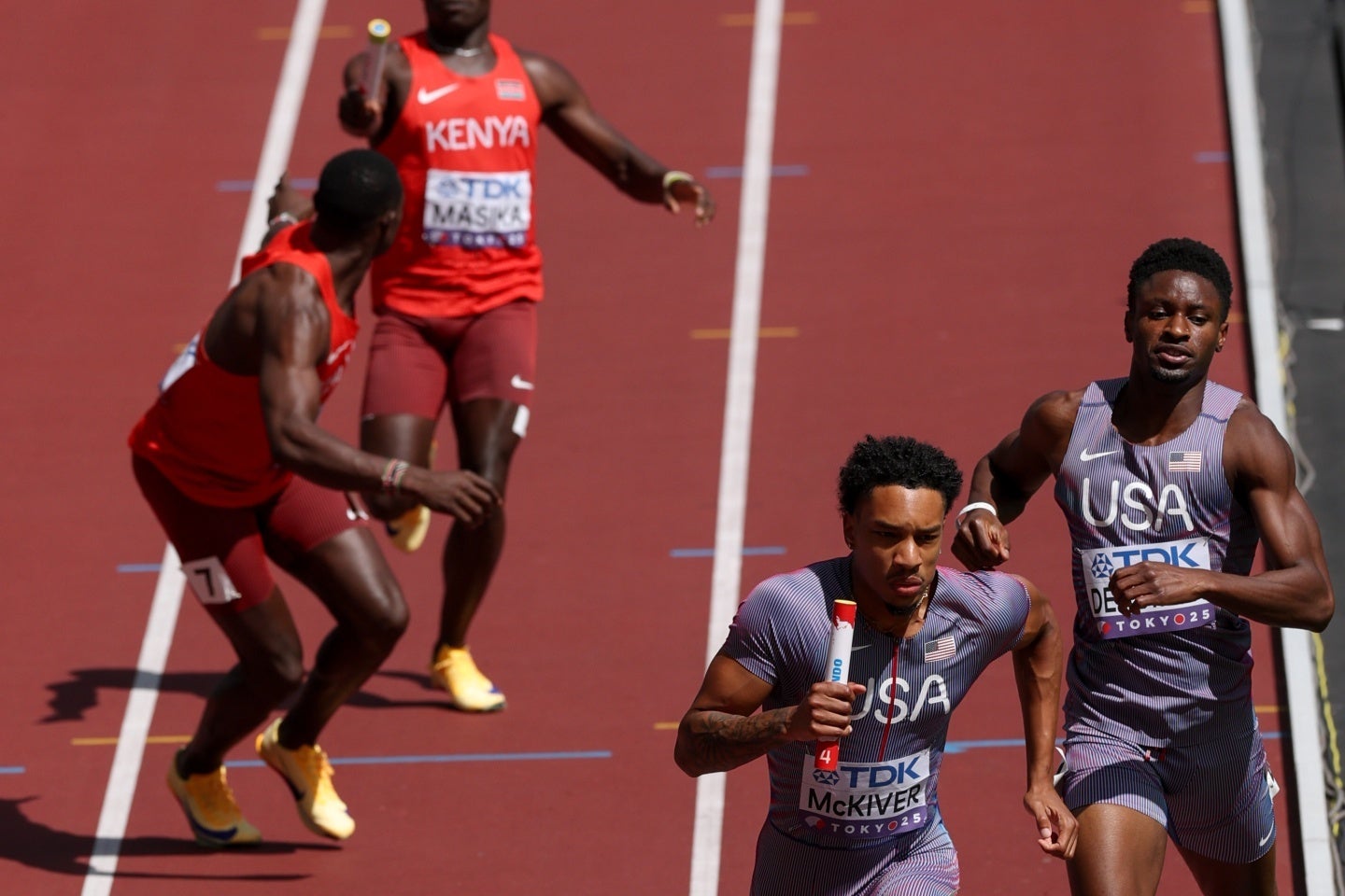 米国（右）はケニア（左）との一騎打ちを制し、夜の決勝に駒を進めた。(C)Getty Images
