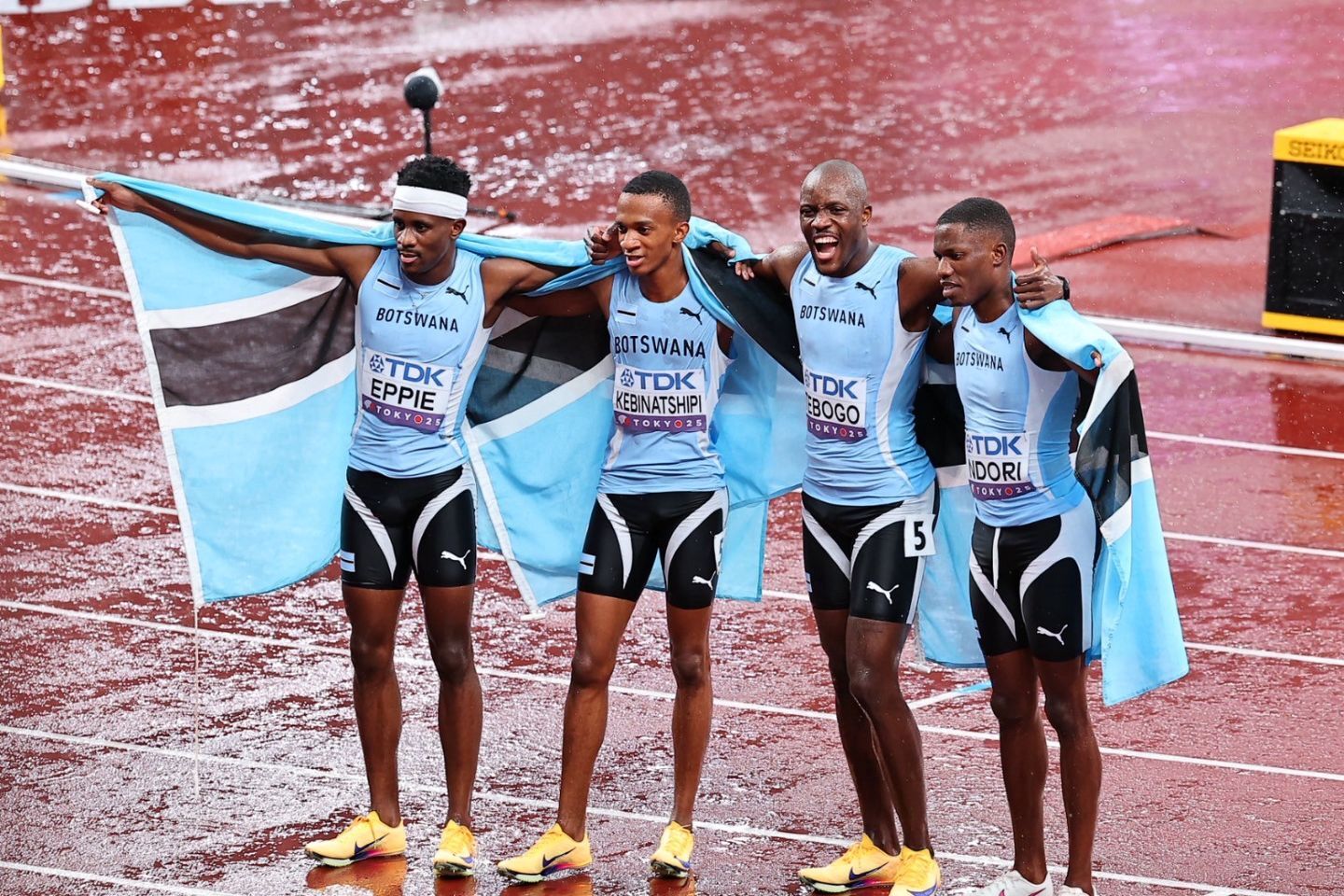 男子４×400メートルリレーを制したボツワナ代表チーム。写真：梅月智史（THE DIGEST写真部）
