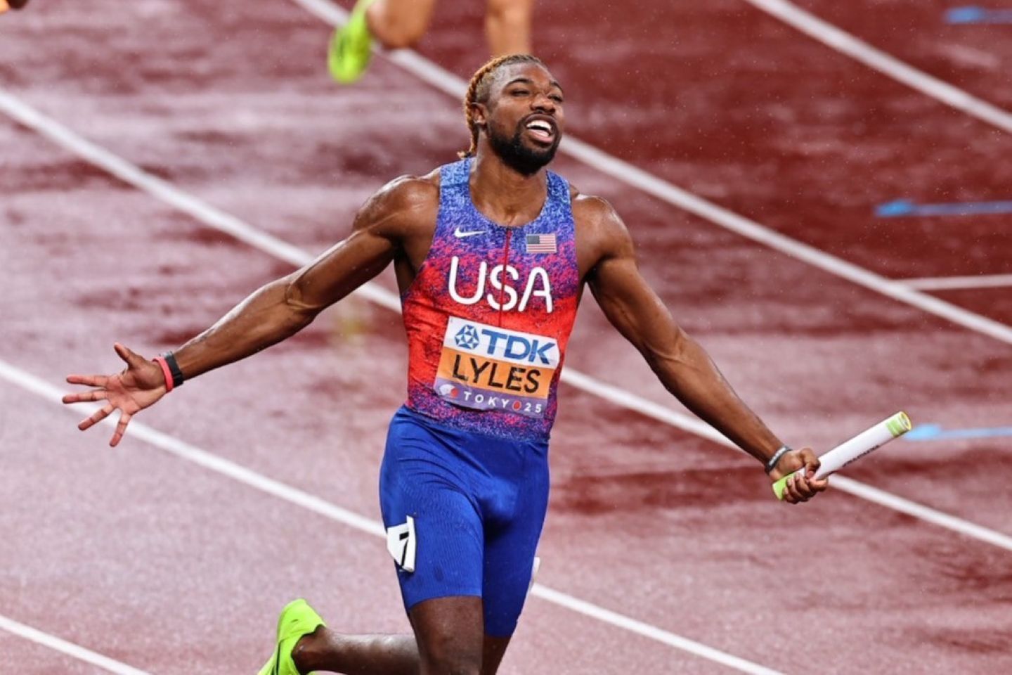 アメリカのアンカーとしてトップでゴールに飛び込んだライルズ。日本チームのパフォーマンスにも大興奮だった。(C) Getty Images