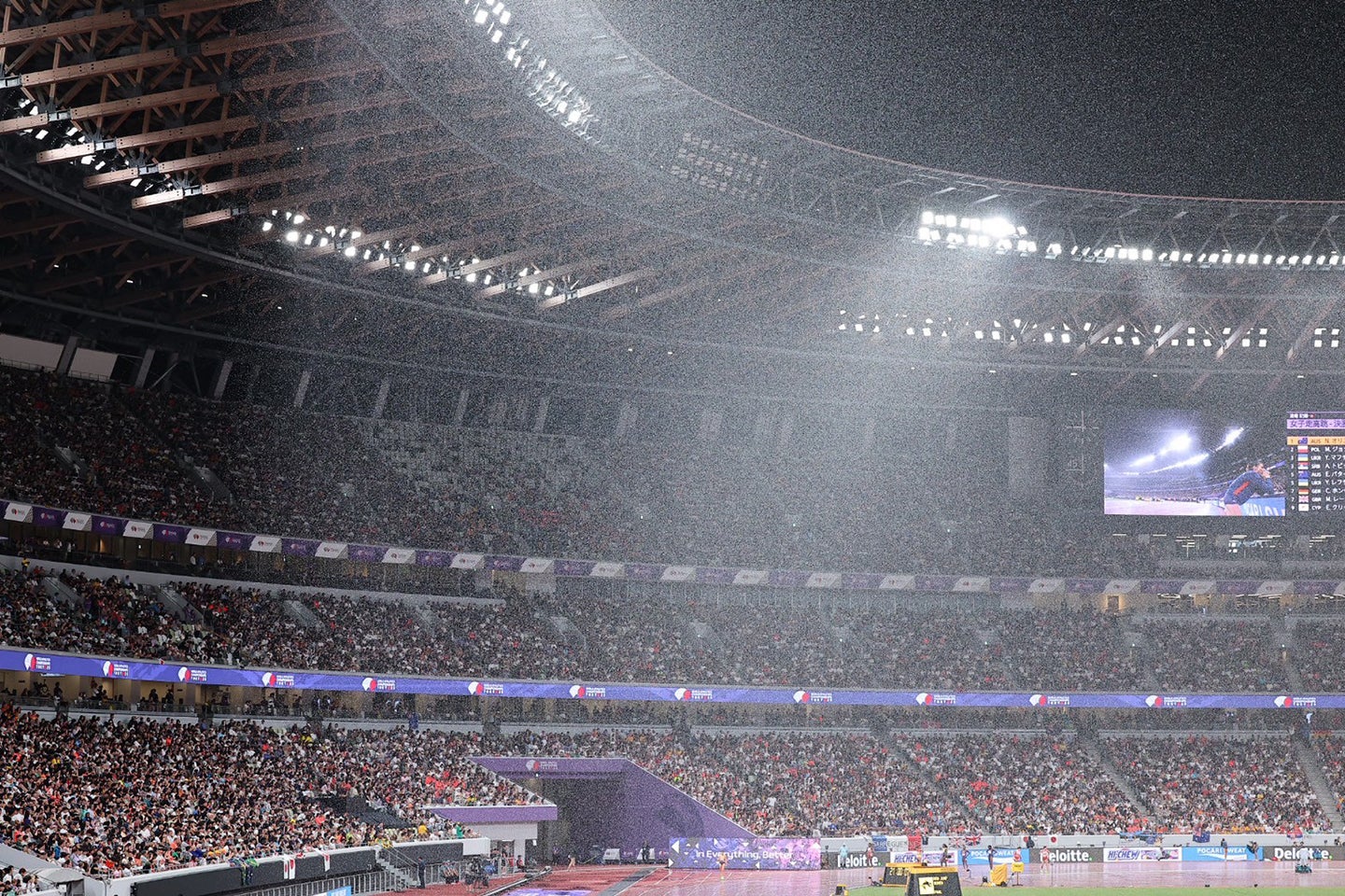 豪雨に見舞われた国立競技場。写真:梅月智史(THE DIGEST写真部)