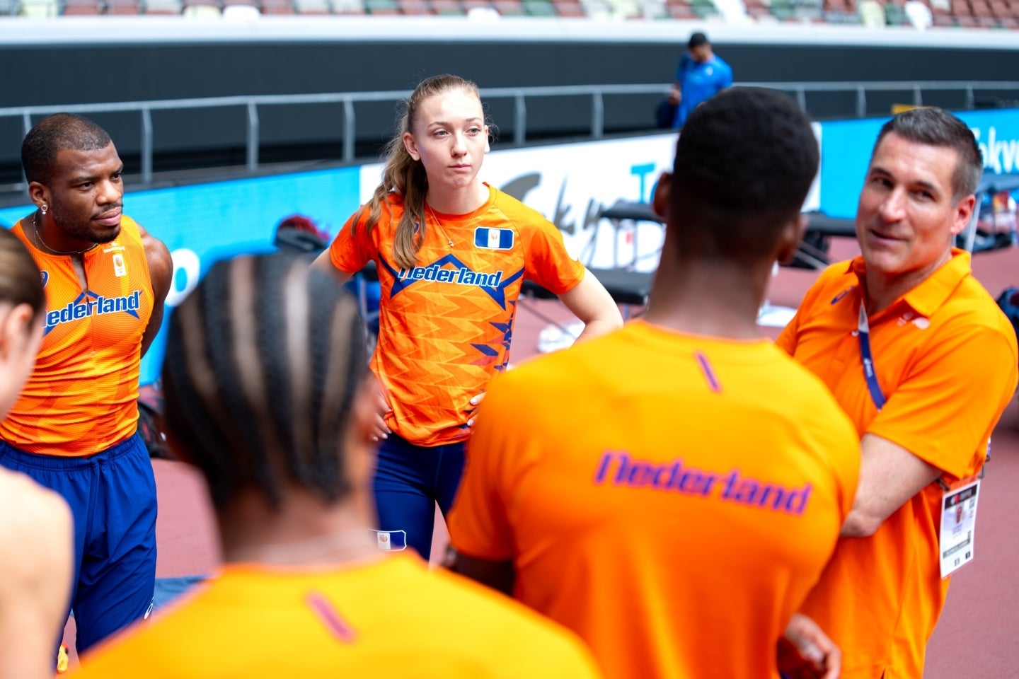 ボル（中央）が400mハードルで大会２連覇を成し遂げるなど、オランダは計６個のメダルを獲得。しかしコーチのミューリー（右）は大会運営を痛烈に批判した。(C)Getty Images