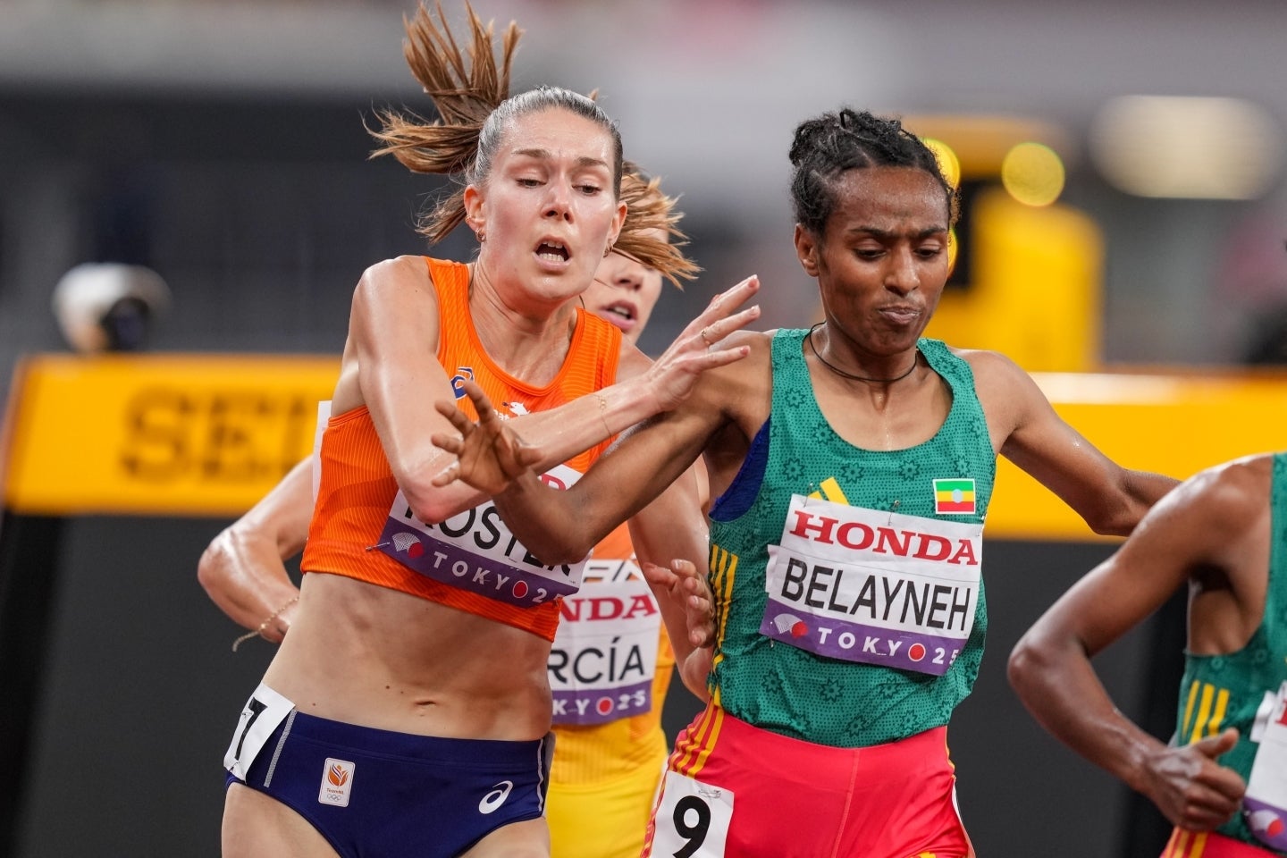 女子5000m決勝で２度の妨害を受けたと主張したオランダのコスター（左）。(C)Getty Images