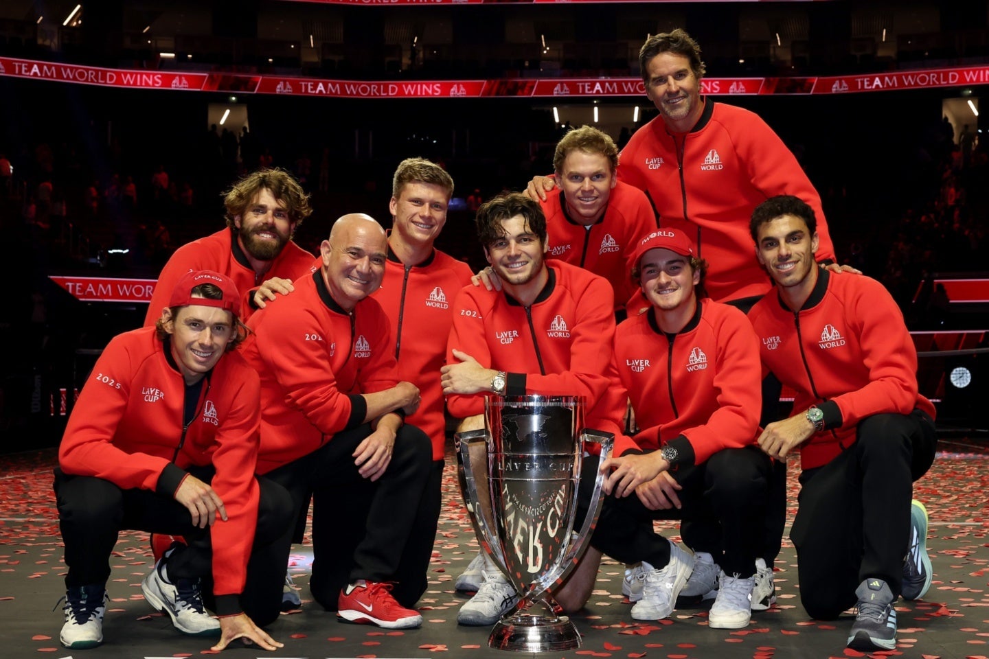 世界選抜が２年ぶり３度目の優勝。左からデミノー、オペルカ、アガシ氏、ブルックスビー、フリッツ、ミケルセン、フォンセカ（手前）、ラフター氏（奥）、セルンドロ。（C）Getty Images