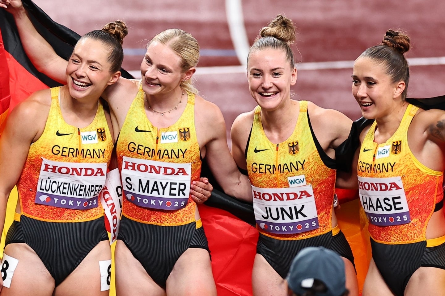 女子４×100m決勝でドイツが銅メダルを獲得。ただ、ルケンケンパー（左）は「東京のコンディションが、選手にとって必ずしも楽なものではなかった」と語った。写真：梅月智史（THE DIGEST写真部）