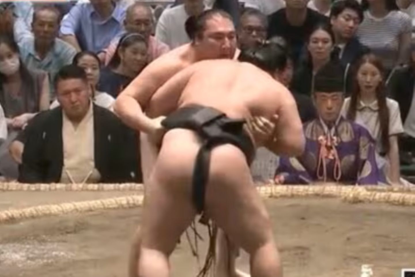 十日目に行なわれた明生と竜電の取組。（C）AbemaTV,Inc.