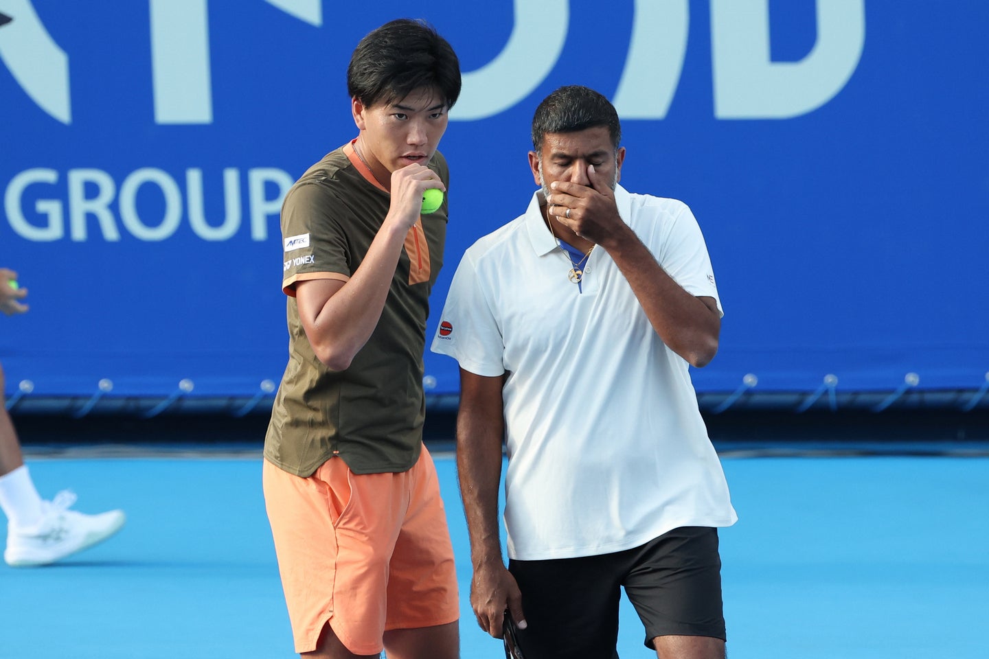 大学を出てプロとして５年、柚木武（左）はダブルスの元世界１位ボパンナ（右）と組みツアー初勝利。それ以上に、王者のノウハウを間近で学べたことは大きな財産だ。写真＝滝川敏之