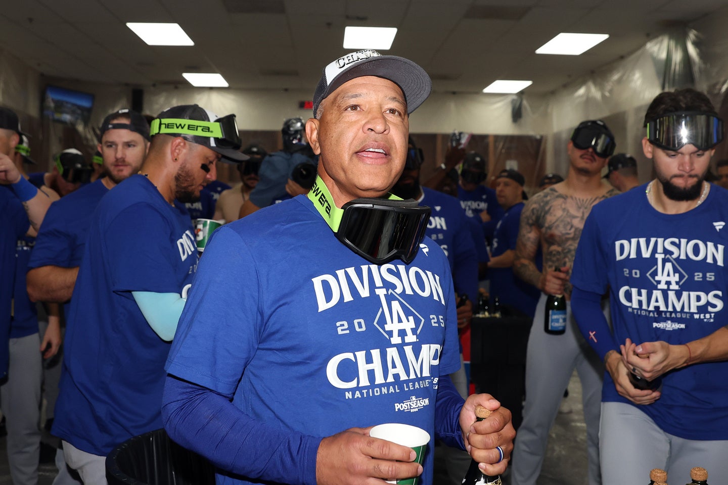 地区Vに導いたドジャースのロバーツ監督。祝杯前に熱いスピーチを披露した。(C) Getty Images