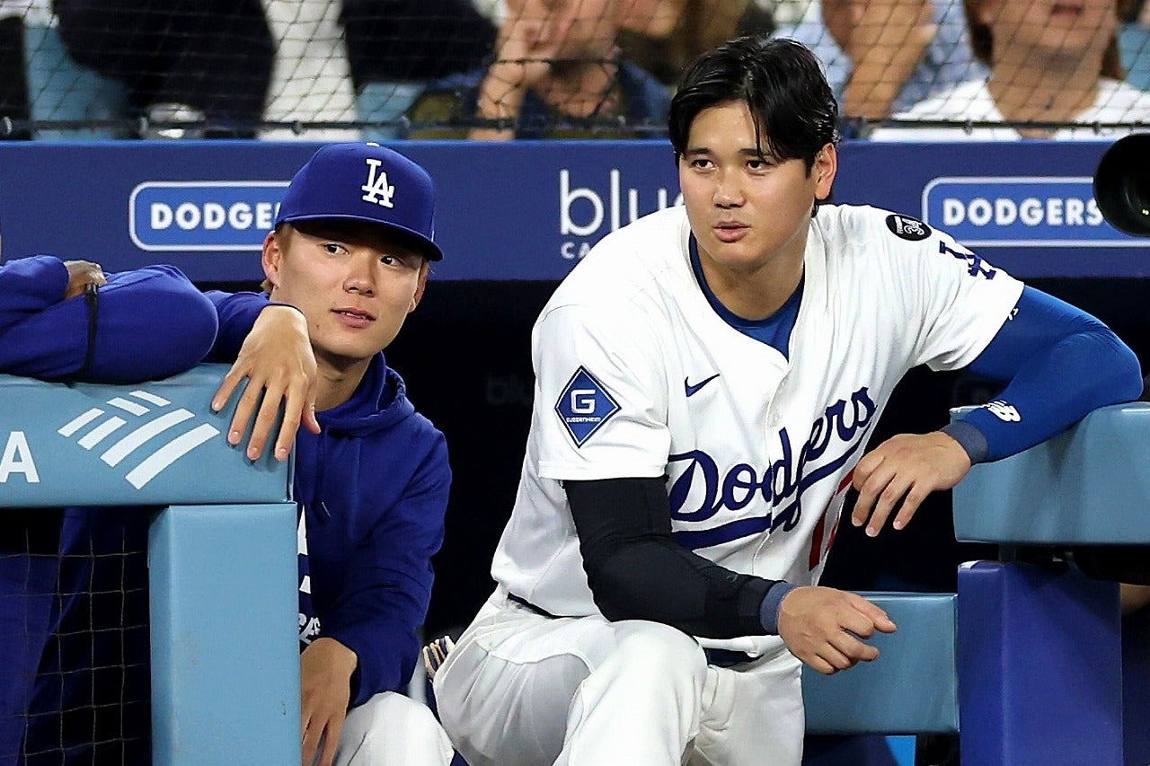 今季チームで唯一規定投球回数に到達した山本（左）。右腕の貢献に大谷（右）も信頼を置いているようだ。(C)Getty Images