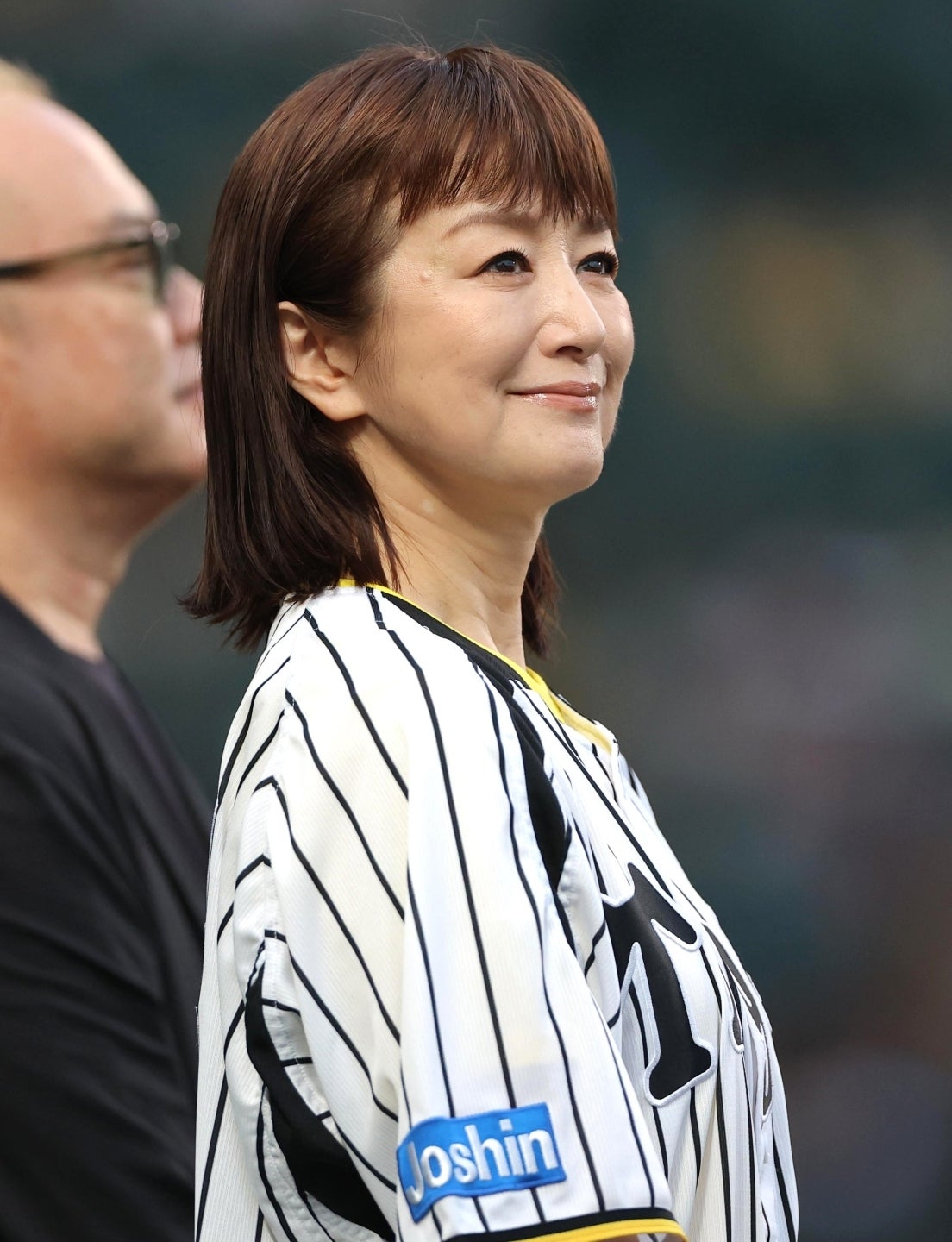 甲子園降臨でスタンドを沸かせた鈴木京香さん。写真：産経新聞社