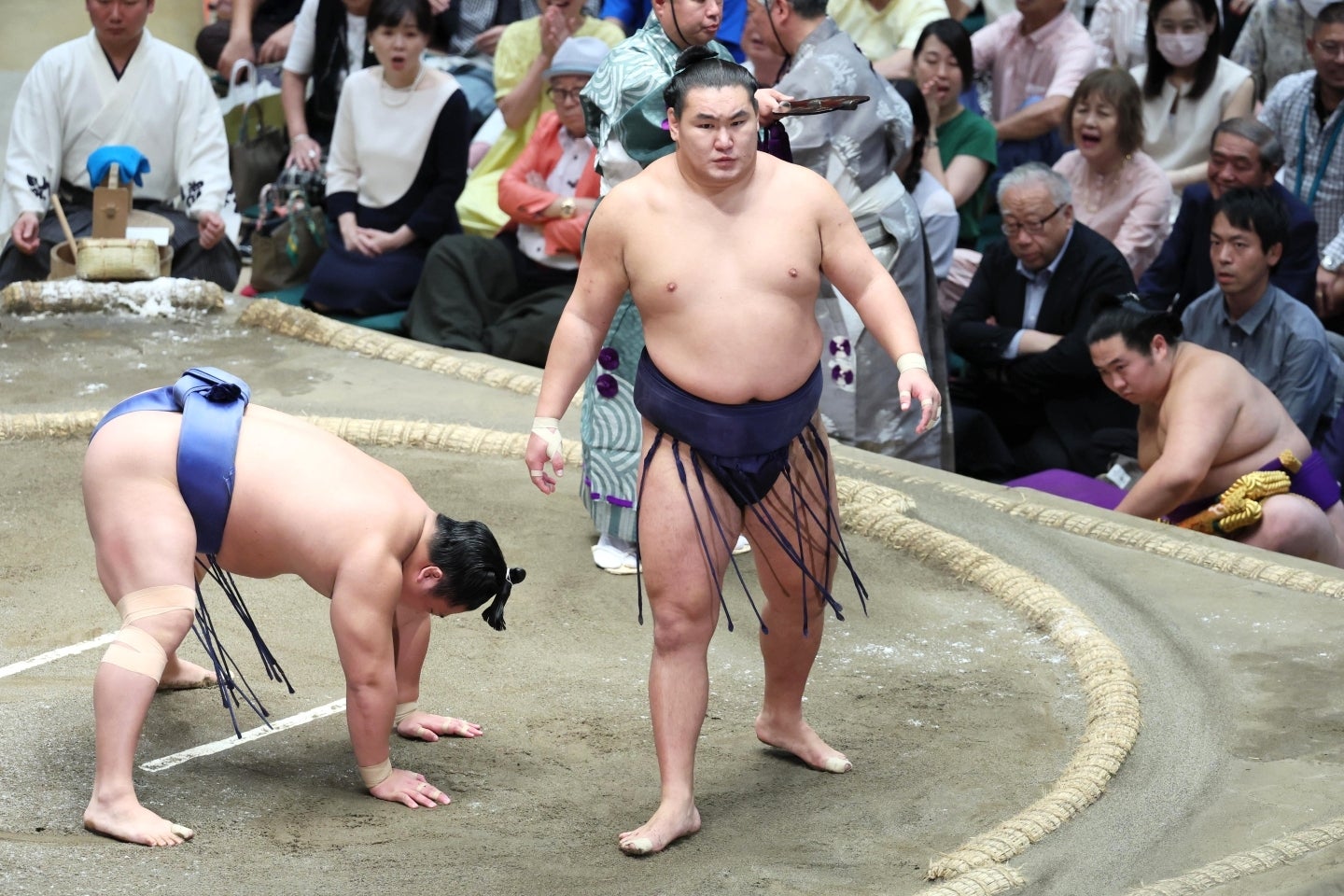 立ち会いの変化で勝利し、二敗を守った豊昇龍（右）。両国国技館は微妙な空気に包まれた。写真：産経新聞社