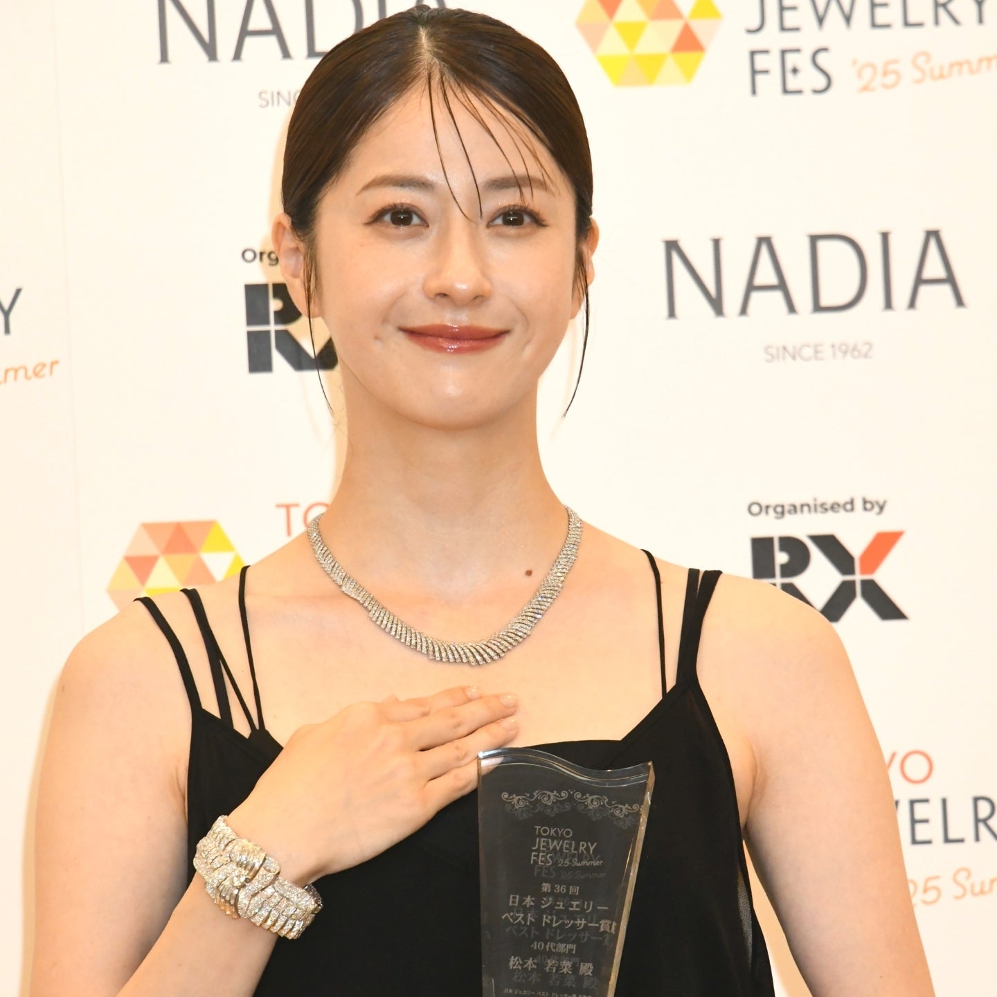 気品漂うワンピース姿で登場し、競馬ファンを魅了した松本若菜さん。(C)Getty Images