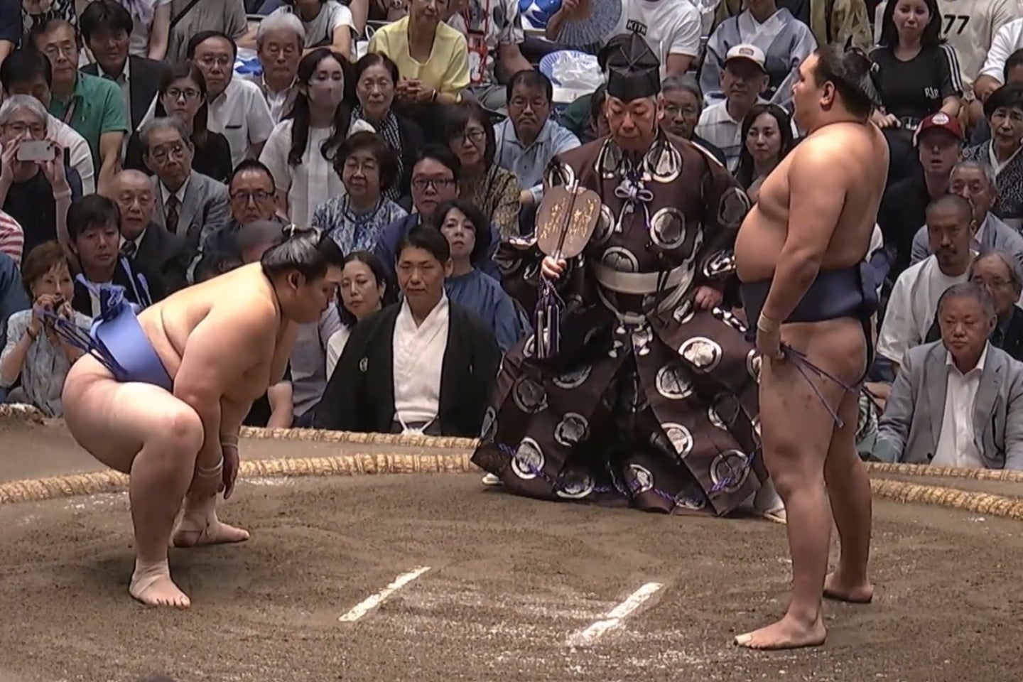 実に16年ぶりとなった横綱同士の優勝決定戦。軍配は大の里（右）に上がった（画像はABEMA TVのスクリーンショット）。