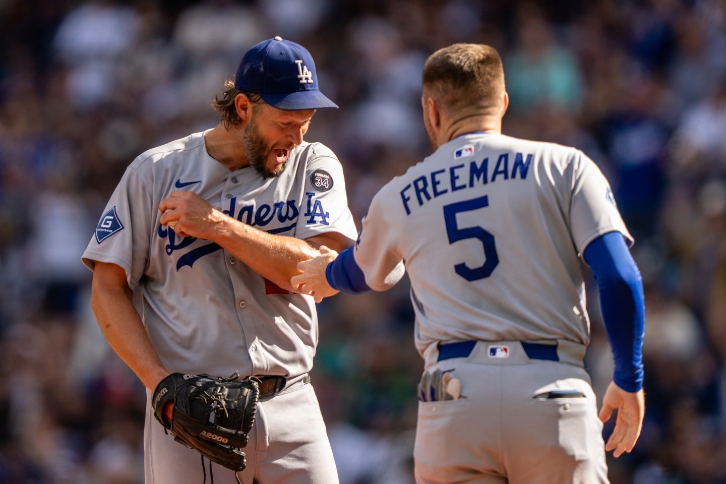 カーショウ（左）に降板を告げるフリーマン（右）。(C)Getty Images