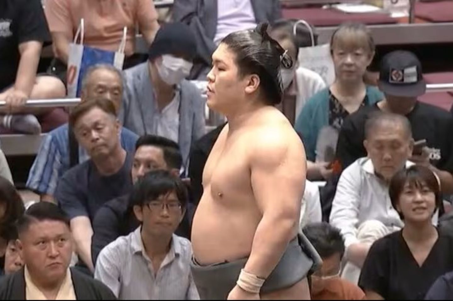 錦富士と朝紅龍（写真）の取組前に元日本代表ラガーマンの姿が映し出された。（C）AbemaTV,Inc.