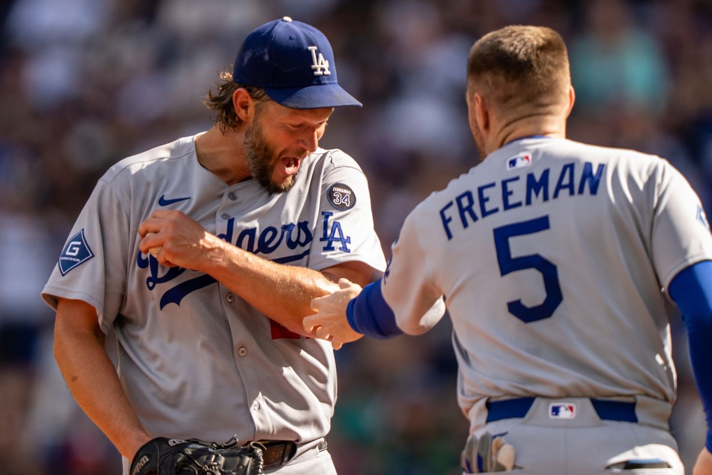 カーショウに降板を告げるフリーマン。ダグアウトでは微笑ましいやり取りも。(C) Getty Images