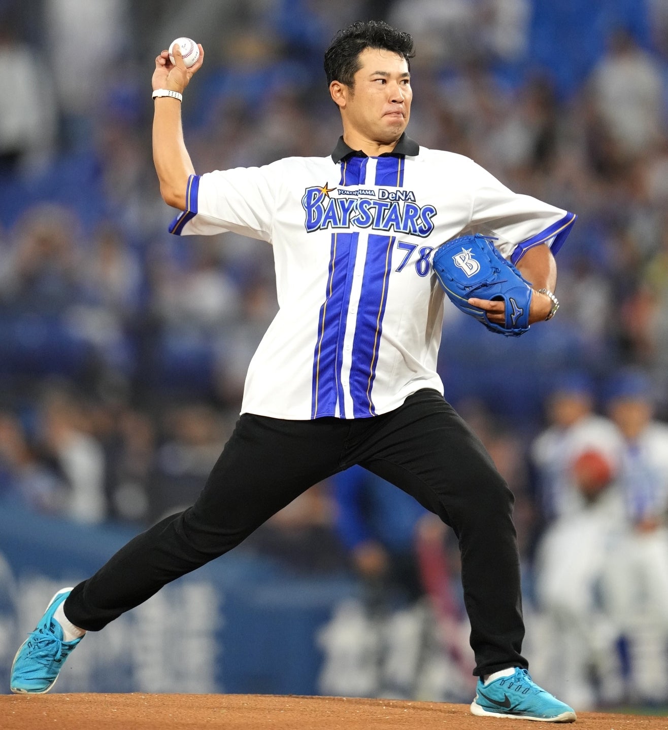 さらっと剛速球でのノーバウンド始球式を完遂した松山。ハマスタのスタンドがどっと沸いた瞬間だ。写真：産経新聞社