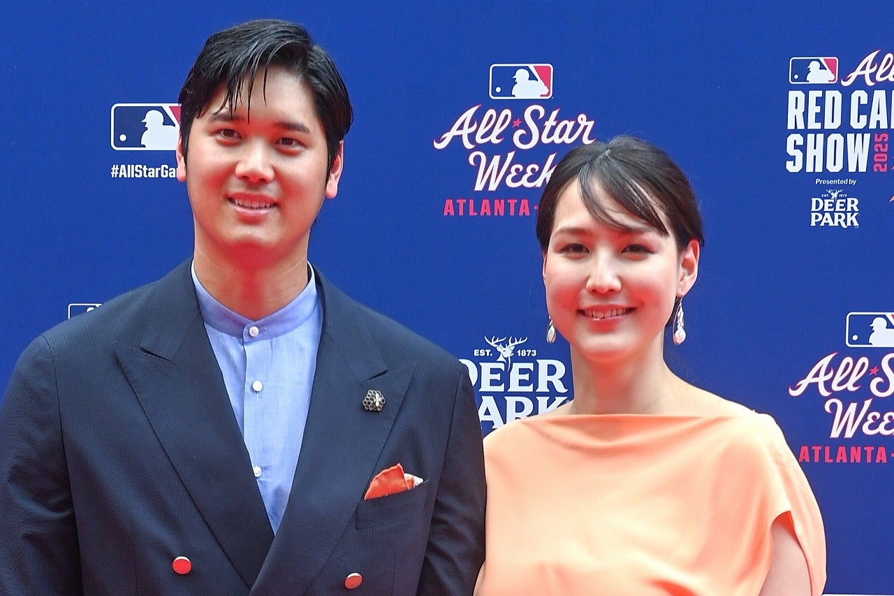 大谷翔平（左）のポストシーズン初戦に現地まで駆け付けた真美子夫人（右）。(C)Getty Images
