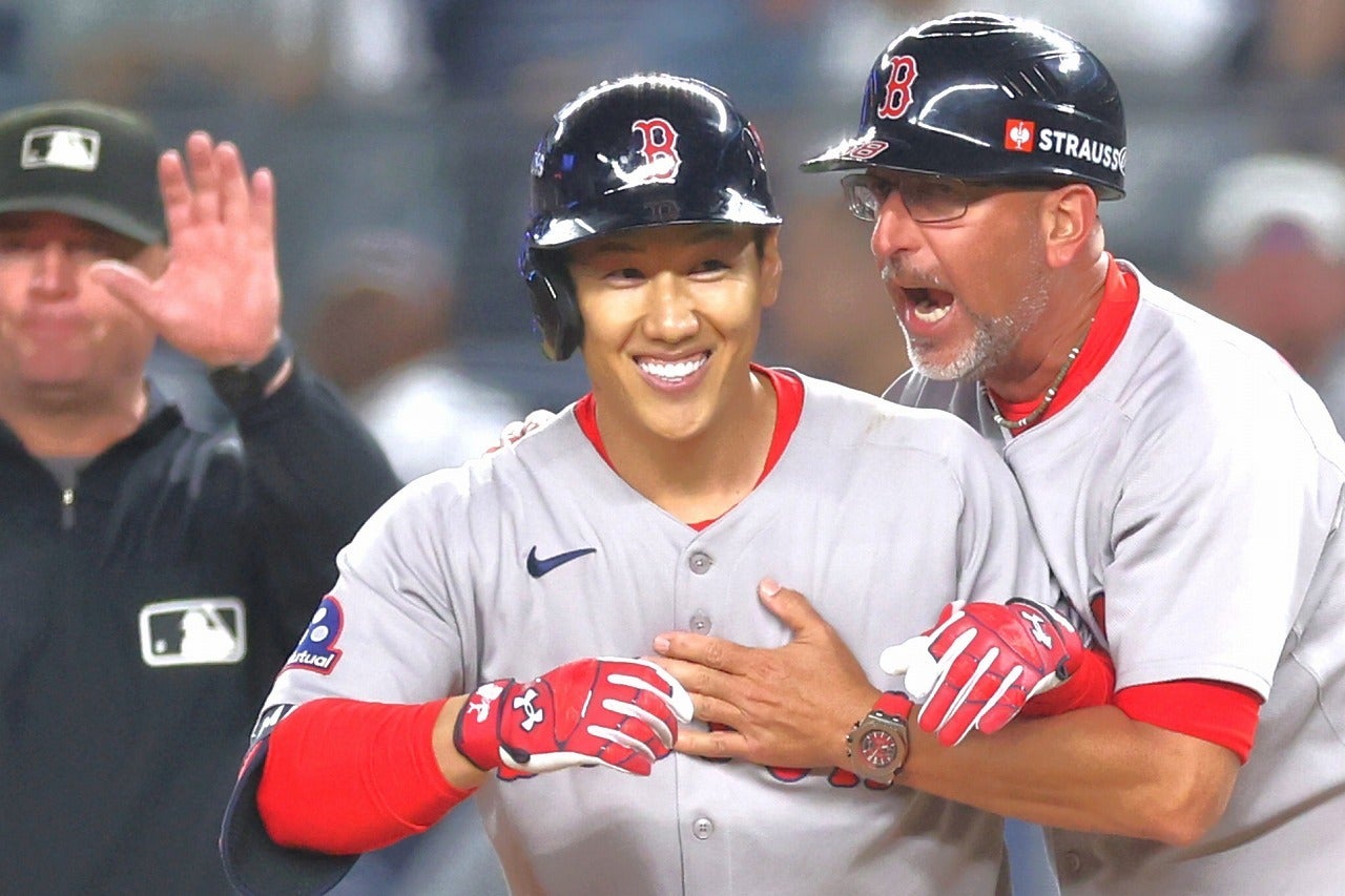 ２点タイムリーヒットでチームに勝利を引き寄せた吉田（中央）。(C)Getty Images