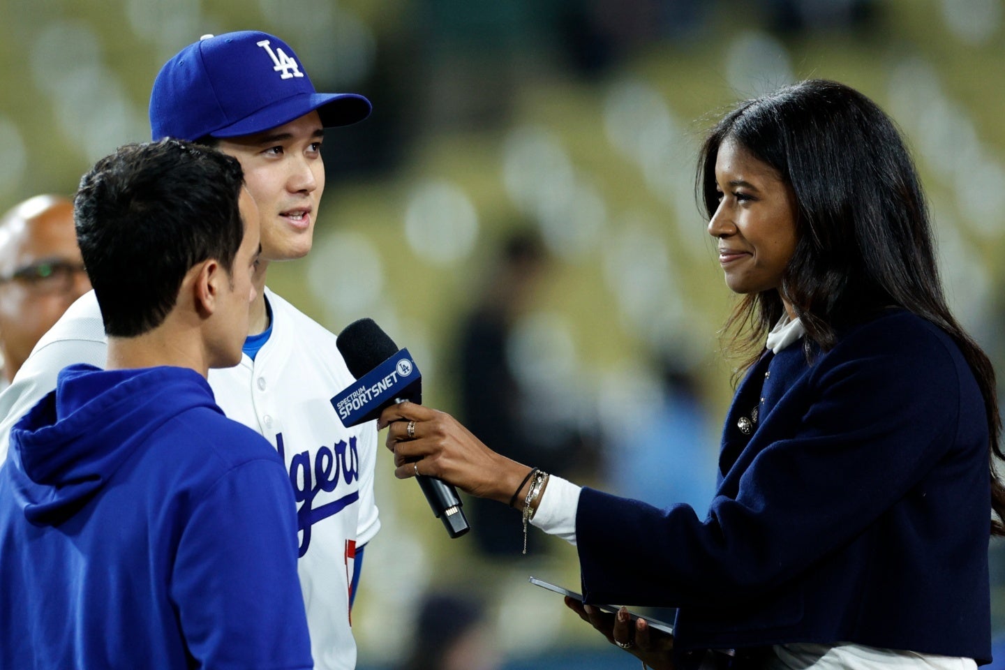ドジャースの大谷にインタビューするLA放送局専属レポーターのワトソン（右）氏。(C)Getty Images