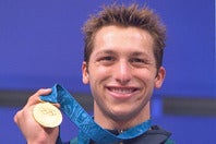元競泳王者のイアン・ソープさん。親しい友人たちに五輪メダルを初めて披露した。(C) Getty Images