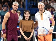 卓球の元日本代表として活躍した石川佳純（中央）。テニス会場でコイントスの大役を担った。写真：滝川敏之