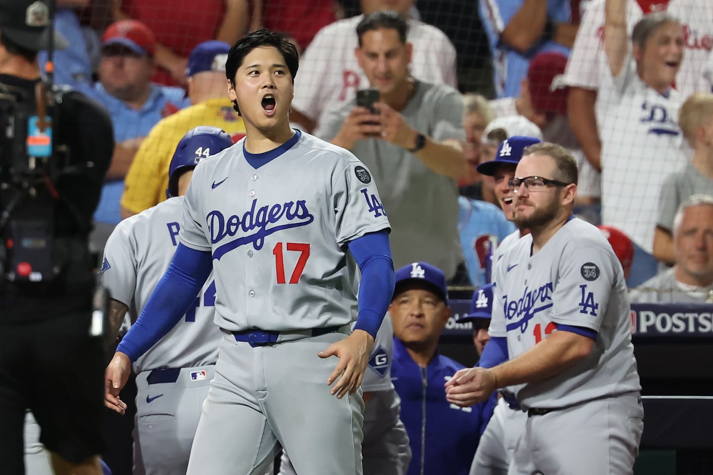T・ヘルナンデスの逆転アーチに歓喜する大谷。(C) Getty Images