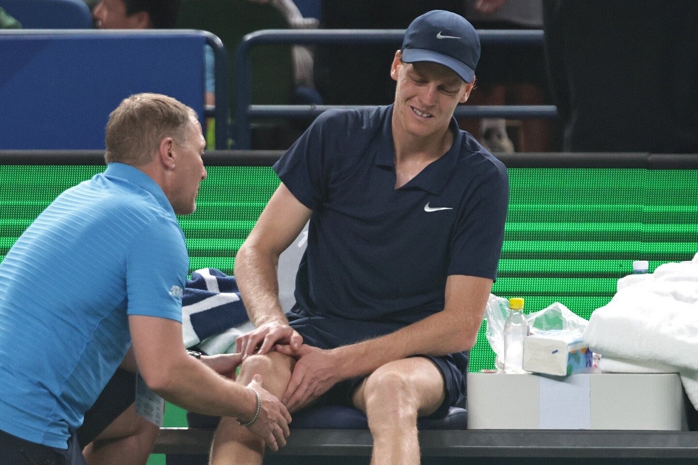 フリークスポールとの上海マスターズ３回戦で、シナーが右太もものケイレンにより途中棄権。酷暑と高湿度に選手たちが苦しむ中、連覇を懸けた戦いは無念の形で幕を閉じた。（C）Getty Images