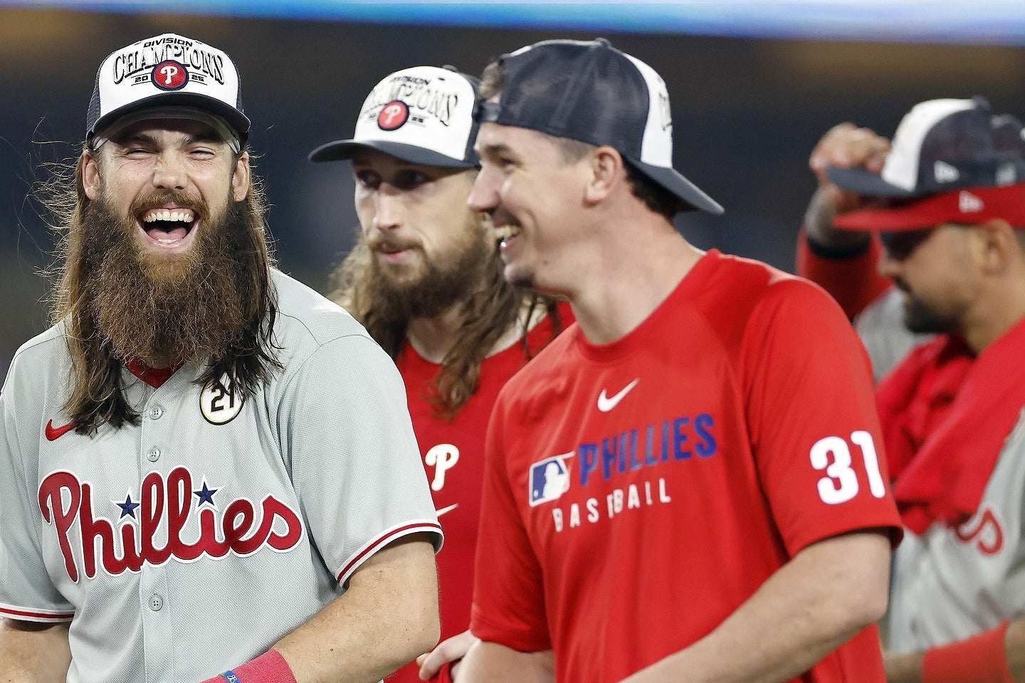 ドジャース打線の情報をフィリーズ投手コーチに伝えたというビューラー（中央右）。(C) Getty Images