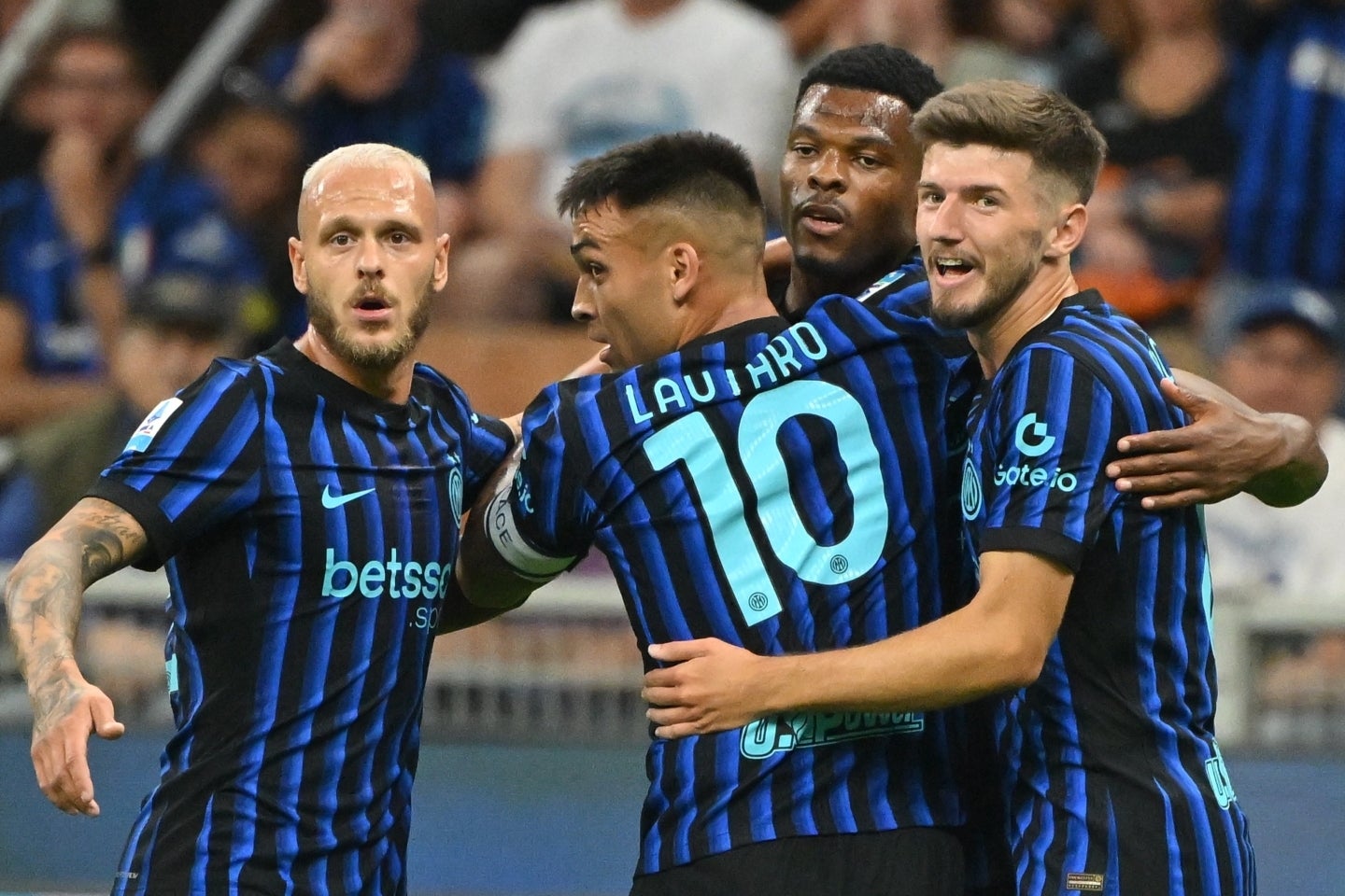 左WBのディマルコ（左）、右WBのドゥムフリース（右から２人目）と、インテル自慢の両サイドが今シーズンも多くのチャンスを作り出している。(C)Alberto LINGRIA