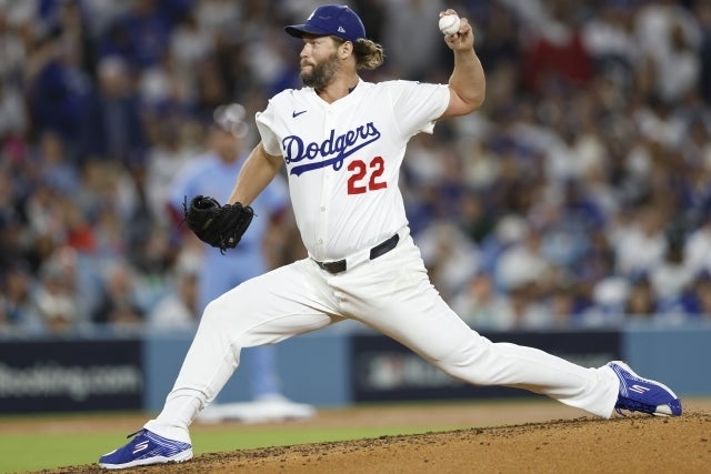 フィリーズ戦にリリーフでマウンドに上がったカーショー。５失点を浴びた。(C)Getty Images